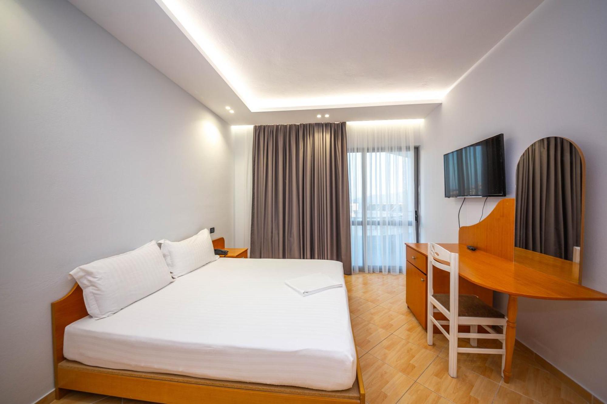 Hotel Sea Breeze ساراندا المظهر الخارجي الصورة