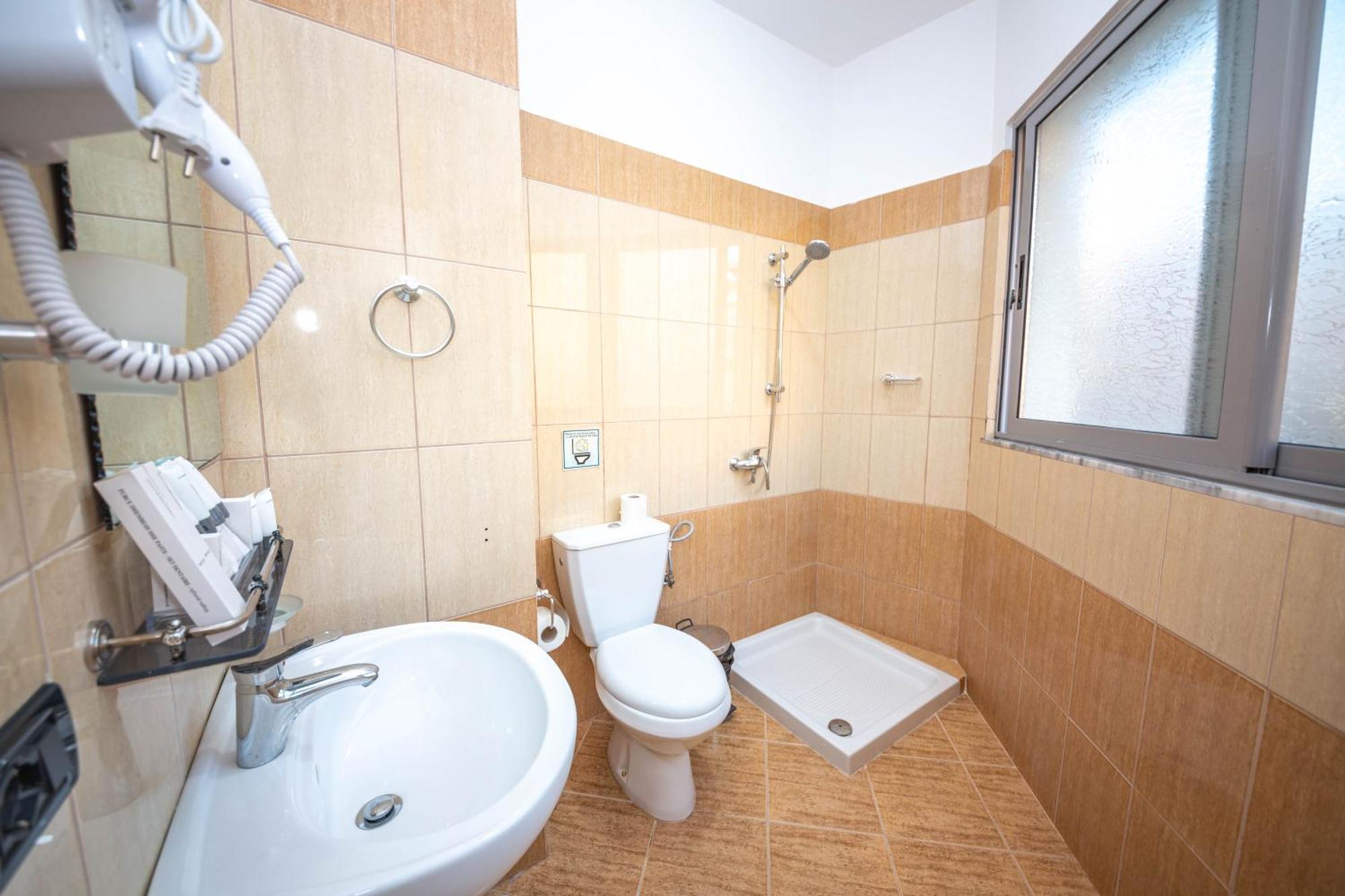 Hotel Sea Breeze ساراندا المظهر الخارجي الصورة
