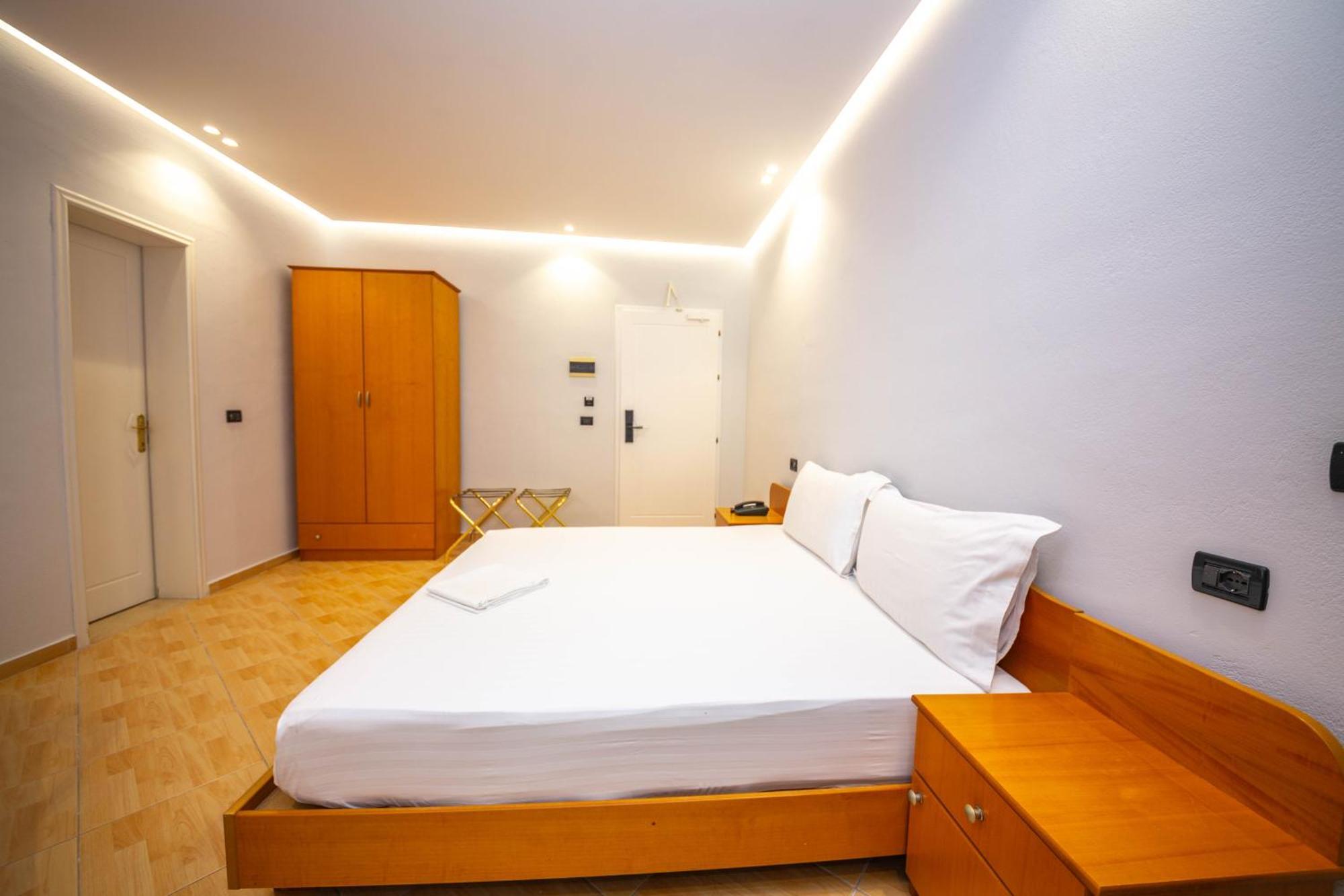 Hotel Sea Breeze ساراندا المظهر الخارجي الصورة