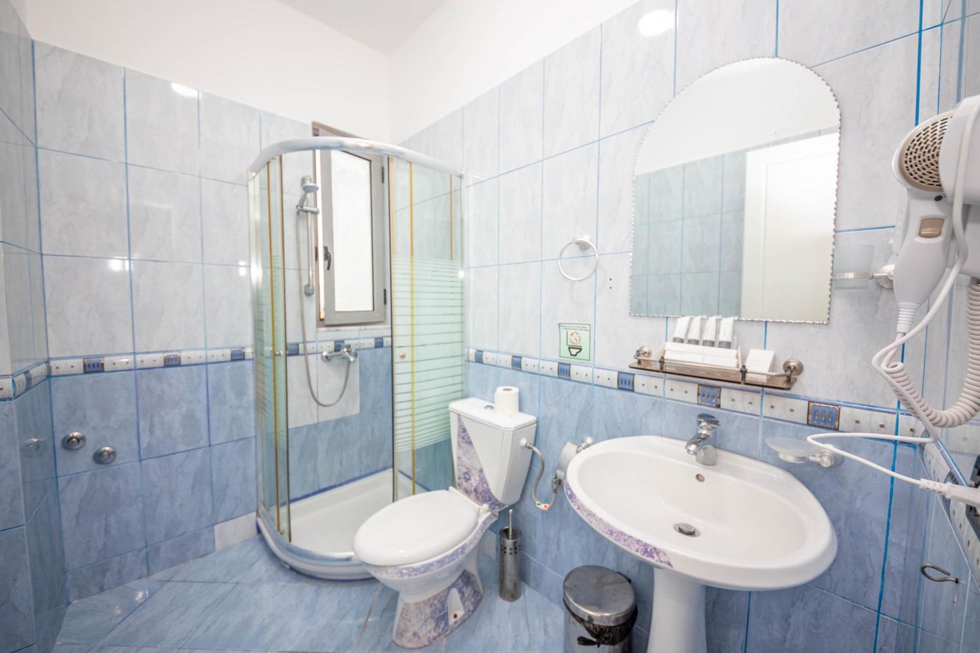 Hotel Sea Breeze ساراندا المظهر الخارجي الصورة